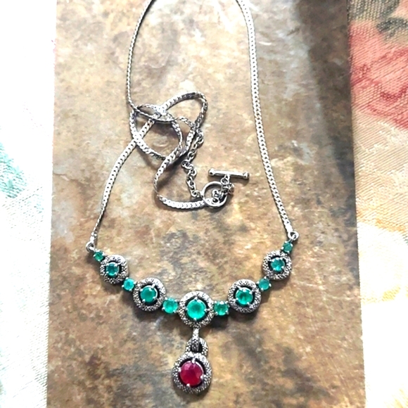 Victorian inspired Emerald and natural white zircon Sterling Silver Necklace - Picture 3 of 13